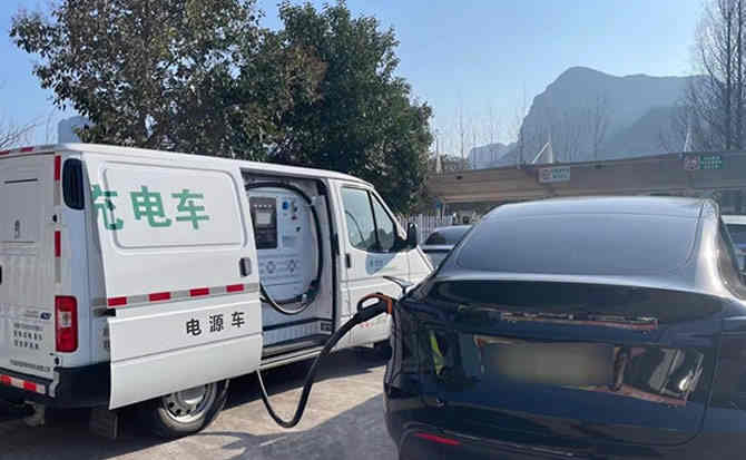 仲巴汽车搭电